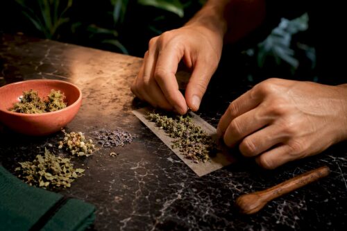 CBD-Blüten und Kräuter zum Aromamischen